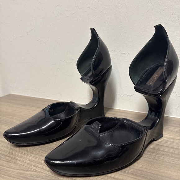 Louis Vuitton black patent leather pumps. - Picture 8 of 8
